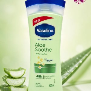 بطری لوسیون بدن وازلین Intensive Care Aloe Soothe به رنگ سبز با درب آبی، حاوی آلوئه‌ورا، آبرسان ۴۸ ساعته، حجم ۴۰۰ میلی‌لیتر، مناسب پوست خشک.
