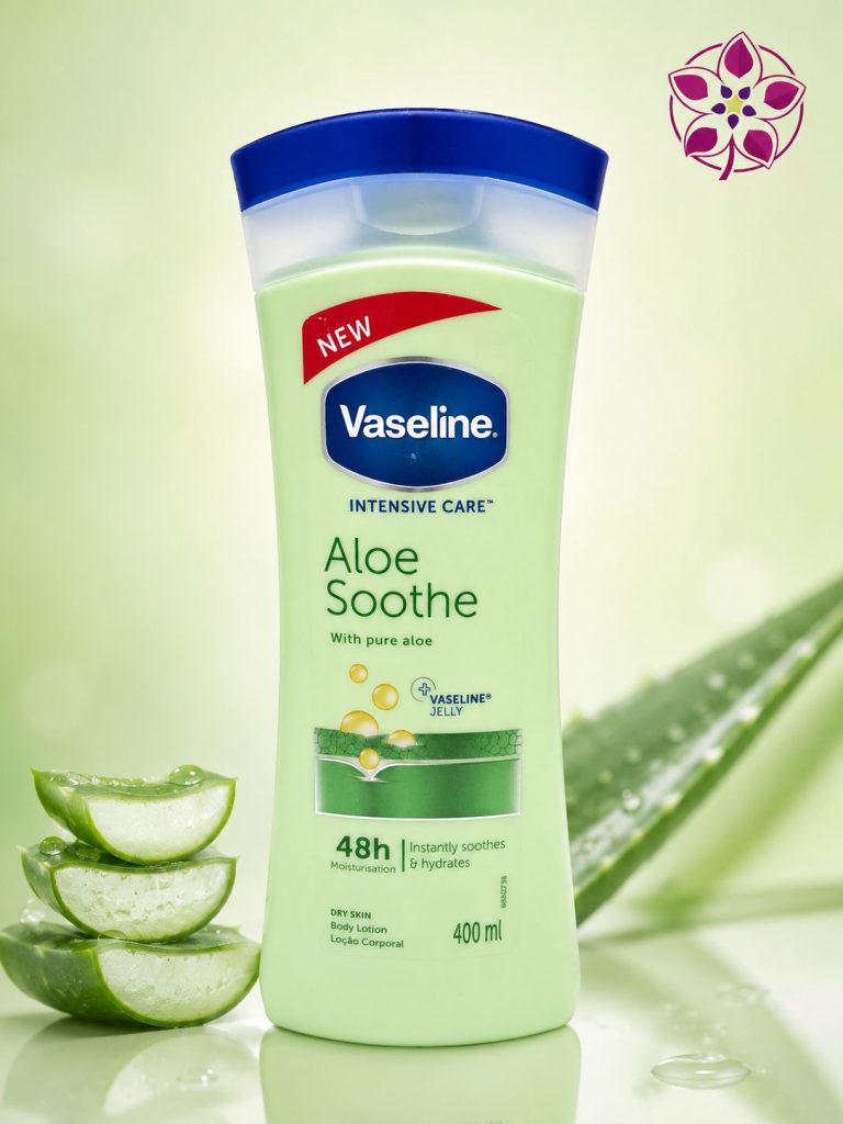 بطری لوسیون بدن وازلین Intensive Care Aloe Soothe به رنگ سبز با درب آبی، حاوی آلوئه‌ورا، آبرسان ۴۸ ساعته، حجم ۴۰۰ میلی‌لیتر، مناسب پوست خشک.