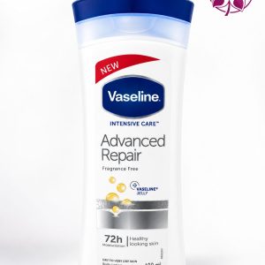 تصویر لوشن بدن وازلین Advanced Repair بدون عطر 400 میلی‌لیتر با آبرسانی 72 ساعته برای پوست خشک و بسیار خشک، به همراه لوگوی برند در گوشه بالا سمت راست