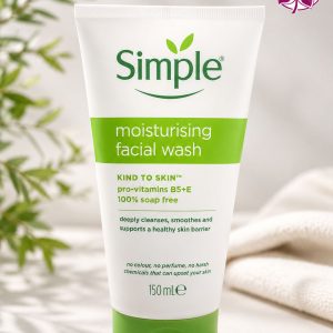 ژل شستشوی صورت سیمپل مدل Moisturising Facial Wash حجم 150 میلی‌لیتر، پاک‌کننده ملایم و آبرسان پوست با لوگوی برند در گوشه تصویر