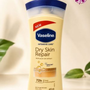 لوسیون بدن وازلین Dry Skin Repair حجم 400 میلی‌لیتر، مناسب پوست خشک و خیلی خشک، حاوی عصاره جو دوسر و مرطوب‌کننده 72 ساعته با لوگوی برند در گوشه تصویر